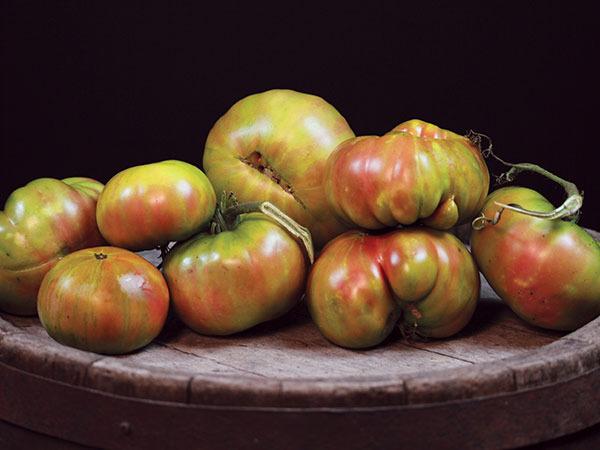 Photo of Tomato (Solanum lycopersicum 'Ananas Noire') uploaded by Joy